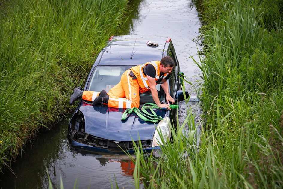 Auto te water aan Schrijversdijk in Brielle