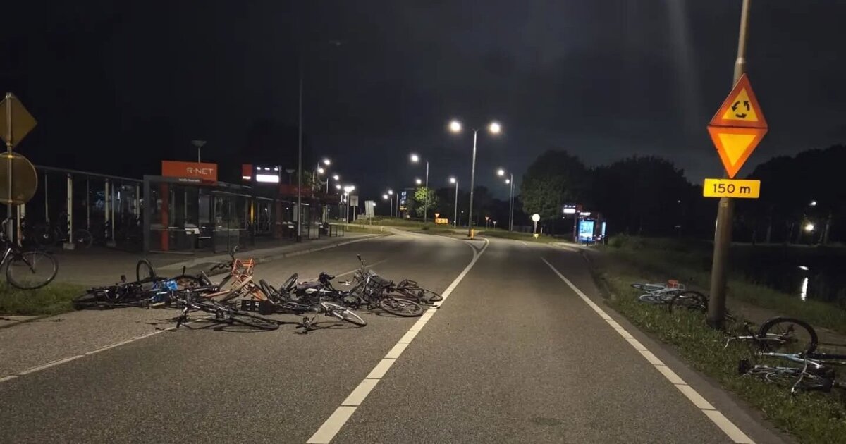 Politie onderzoekt fietsen op rijbaan N218 bij Brielle