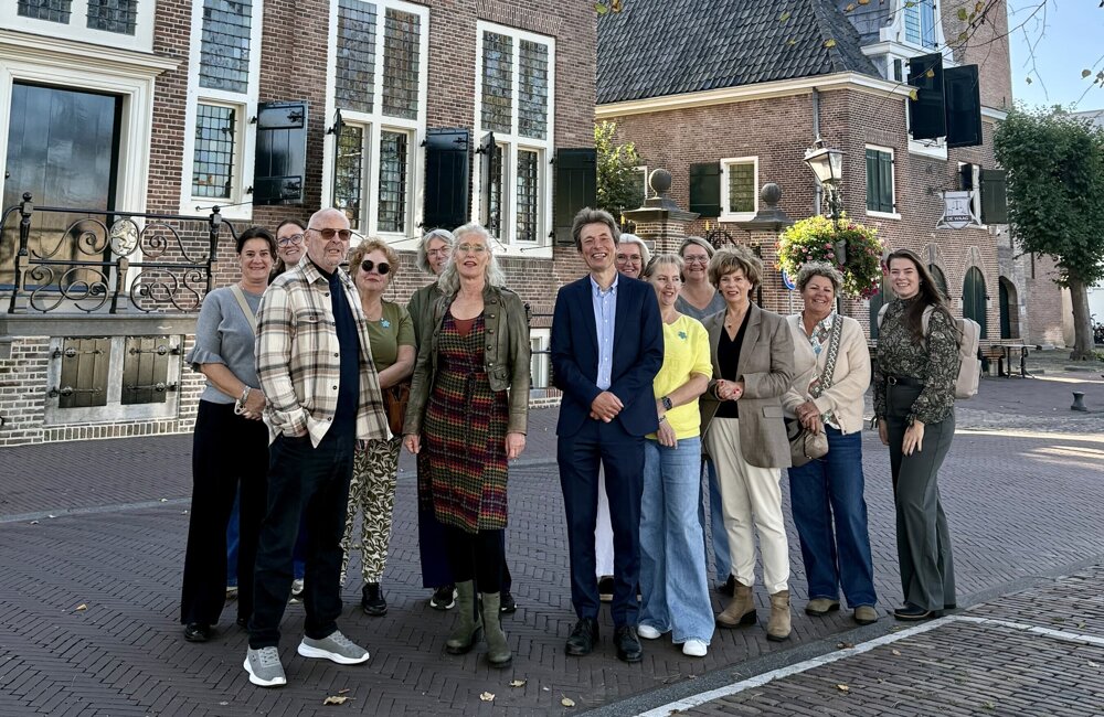 047 Wethouder Wilbert Borgonjen hijst de vlag Dementievriendelijk