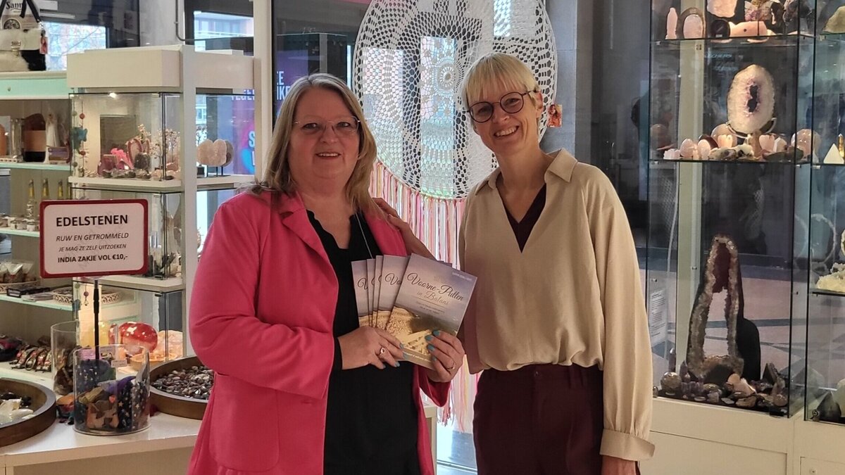 Carry Maria (rechts) bij Bliss - een van de afhaalpunten van de nieuwe gids.jpg