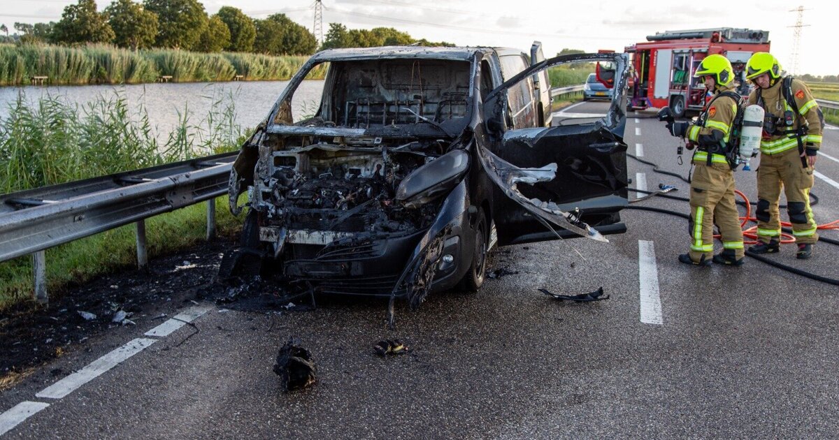 Bestelbus vat vlam op Kanaaldijk West