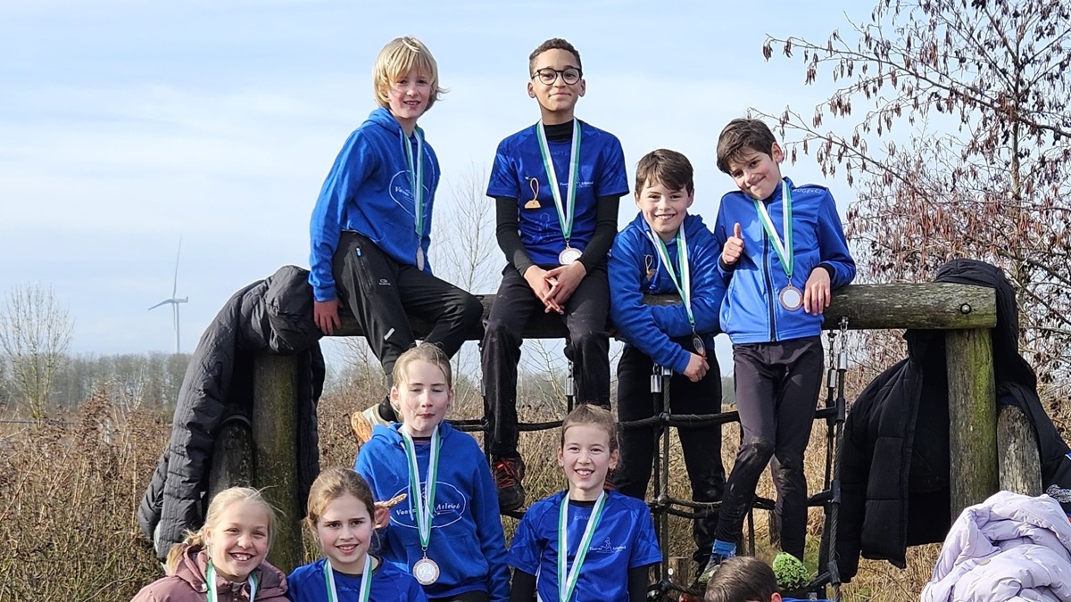 Trainer Viggo Verheul met U11 jeugdleden VA.JPG