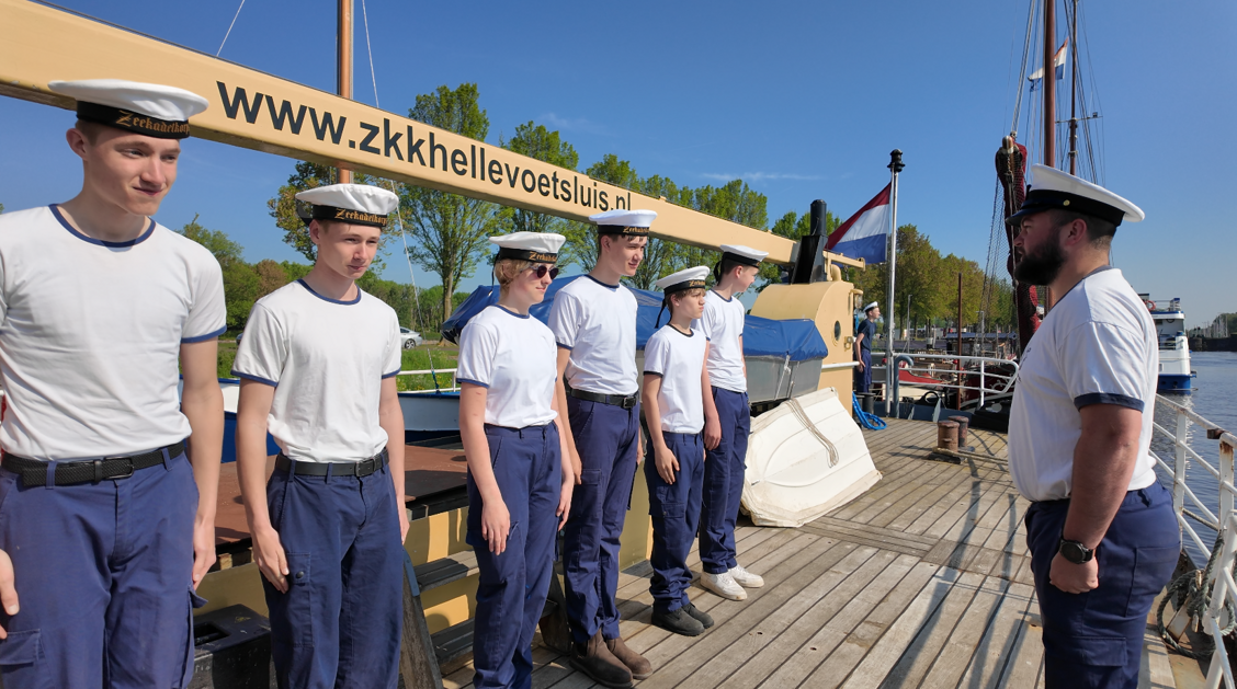 Zeekadetten van Korps Hellevoetsluis bij Dodenherdenking op de Dam