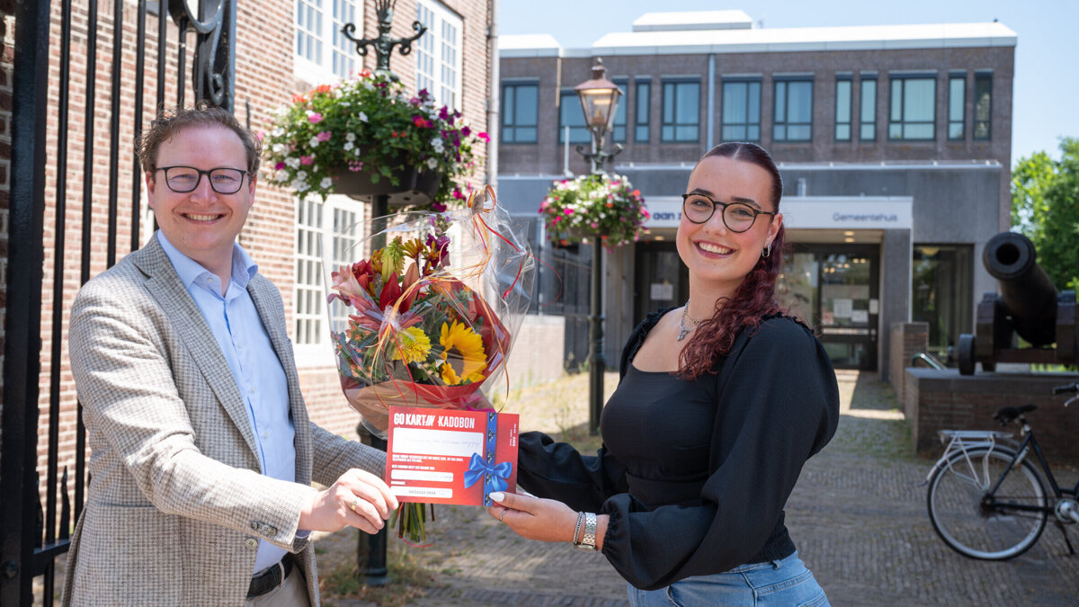 042 - Wethouder overhandigt prijs uit Rijbewijsbox 2