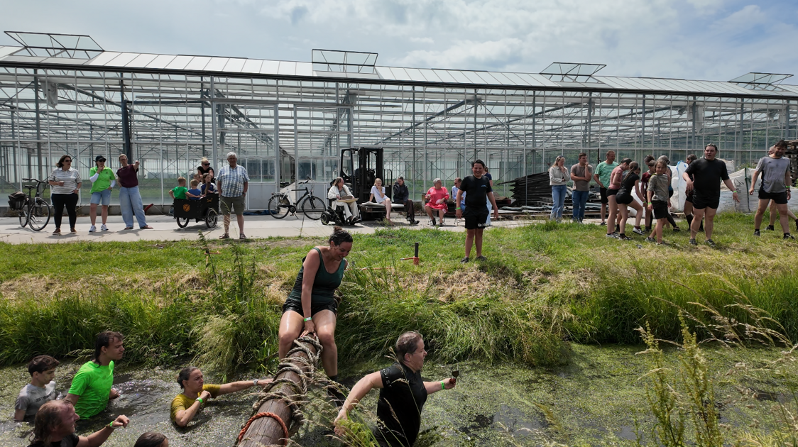 Door de sloot voor de '4 Muddy Miles' van Vierpolders