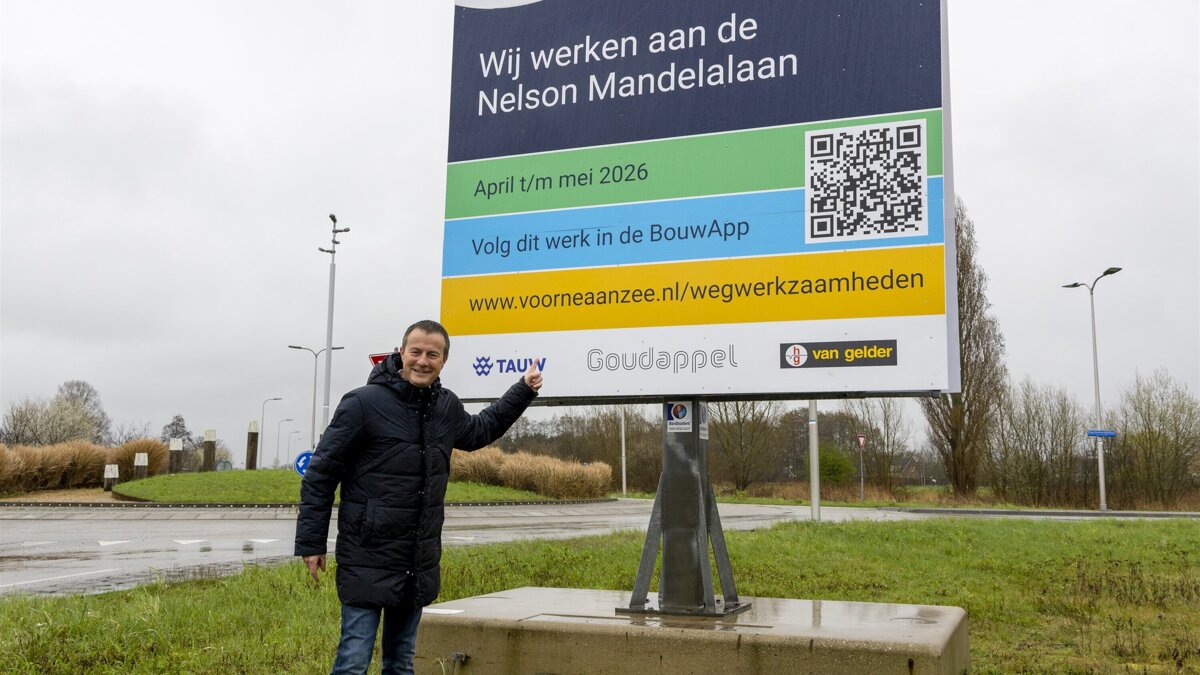 Peter Schop bij bouwbord Nelson Mandelalaan.jpg