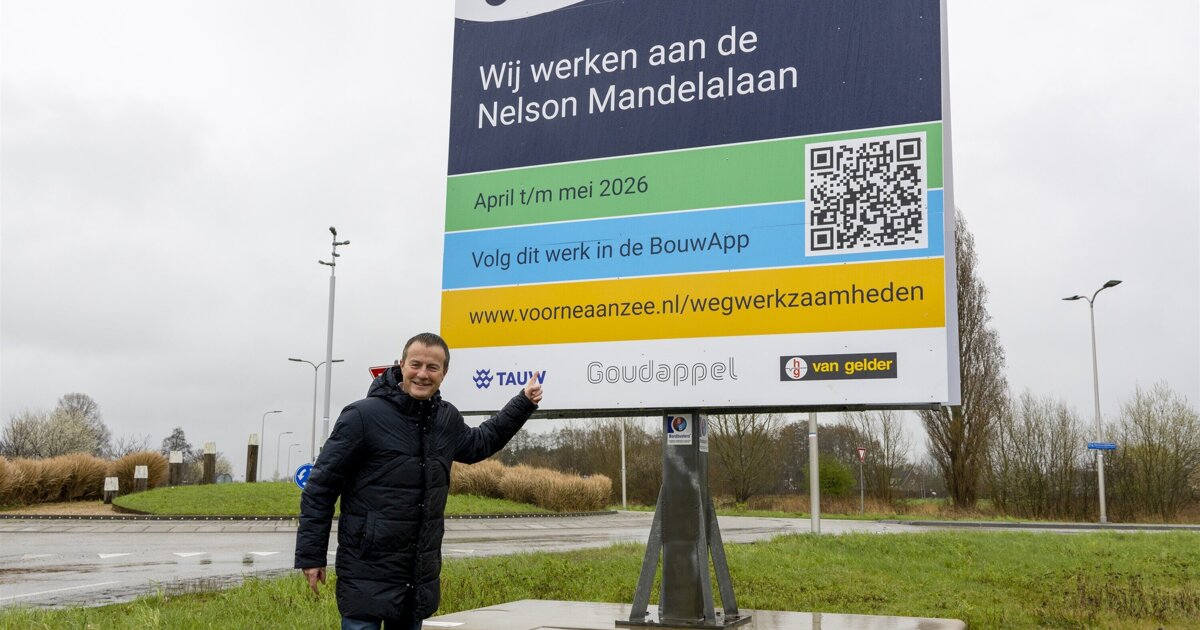 Wethouder onthult bouwbord voor werkzaamheden Nelson Mandelalaan in Hellevoetsluis