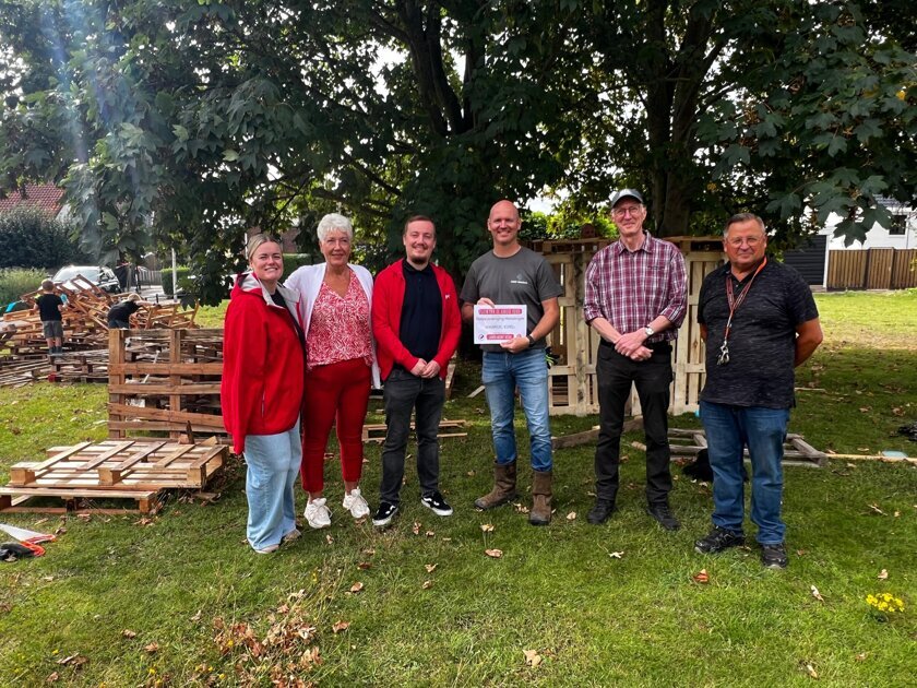 Pluim van de Arbeid voor Dorpsvereniging Hekelingen tijdens jaarlijkse huttenbouw