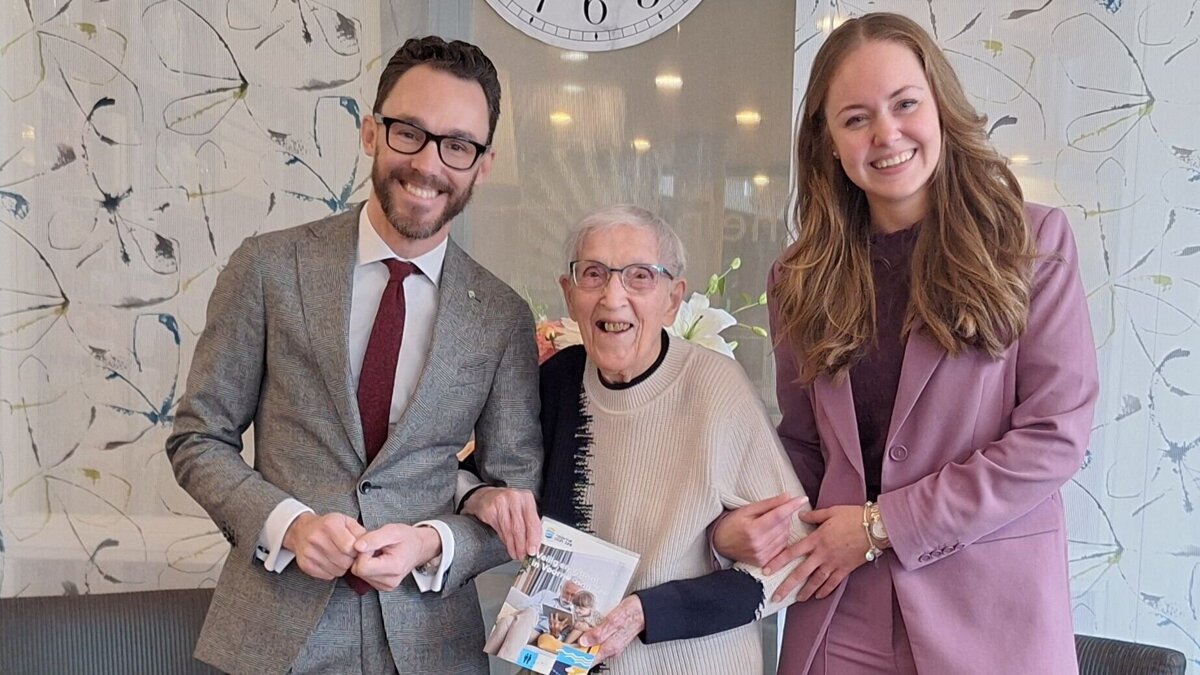 foto overhandiging brochure Vitaal en Veilig in VaZ.jpg