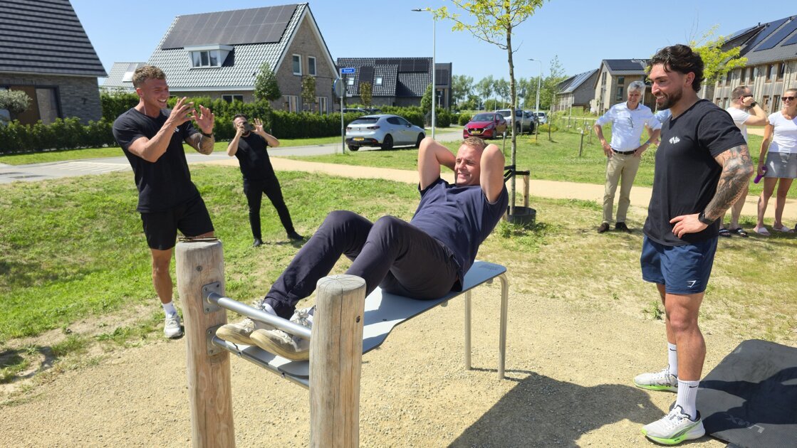 Wethouder trotseert hitte tijdens opening sportparcours