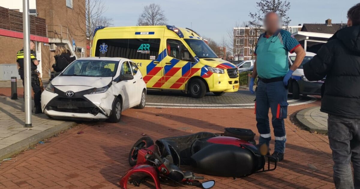 Forse schade bij botsing tussen scooter en auto aan Tollenstraat