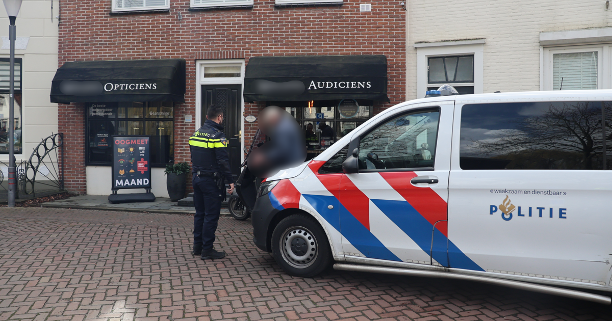 Scooterrijder (83) zonder helm staande gehouden na zoektocht door Zuidland