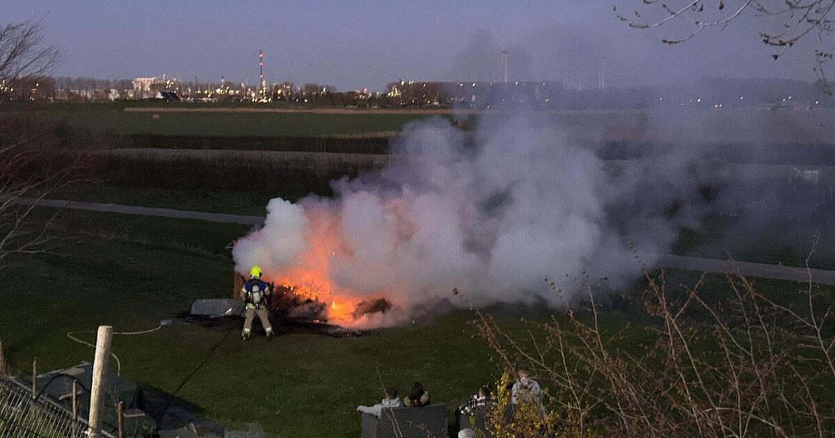Houten constructie in brand in Zwartewaal