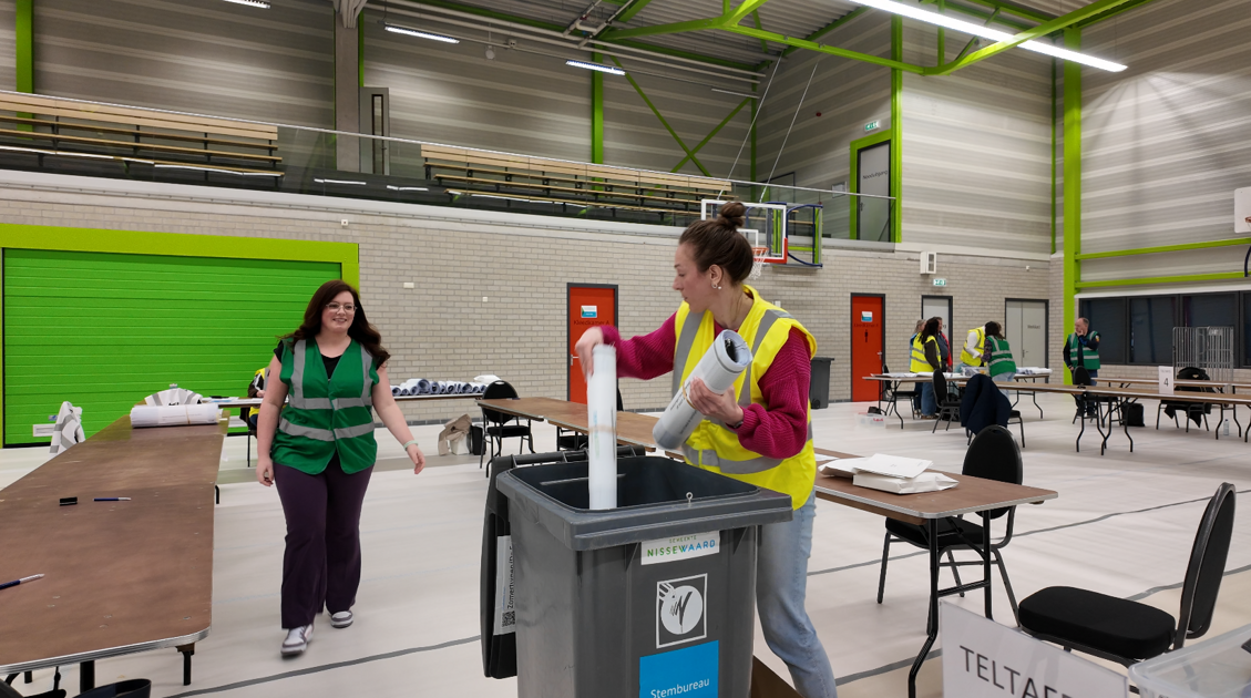 Stemmen tellen in de Olympiahal voor de definitieve uitslag