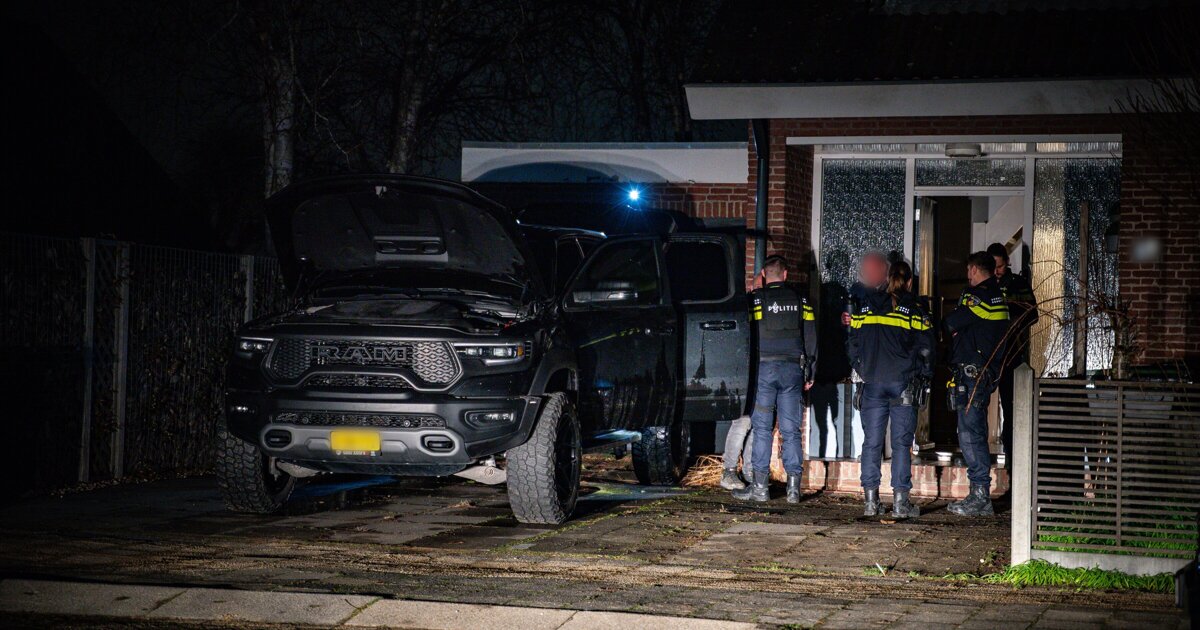 Binnenkant Dodge Ram verwoest na brandstichting in Zwartewaal