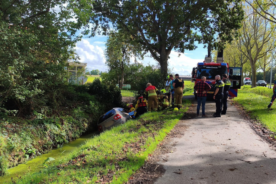 Auto belandt in sloot langs Nieuweweg in Hellevoetsluis