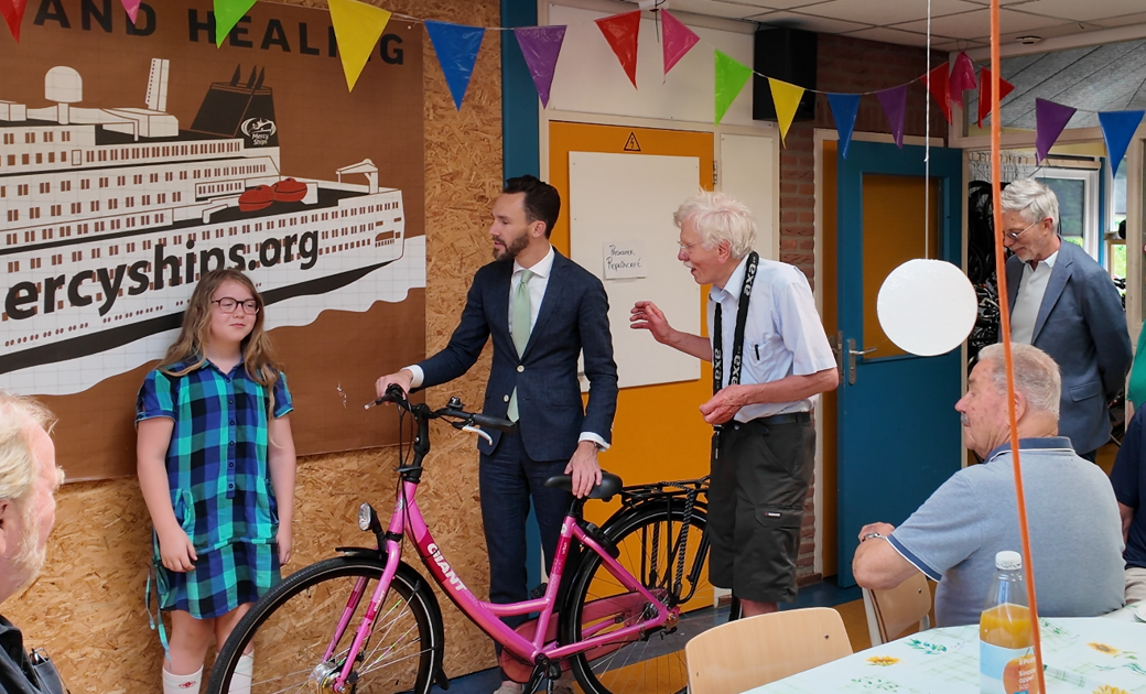 Rosalie krijgt de 3000e fiets van Fietsbank Voorne-Putten