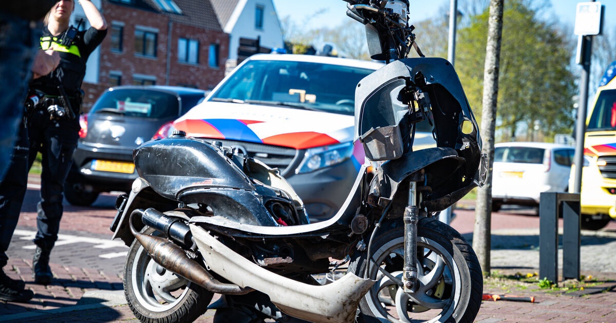 Scooterrijder naar ziekenhuis na aanrijding op Opzoomerlaan
