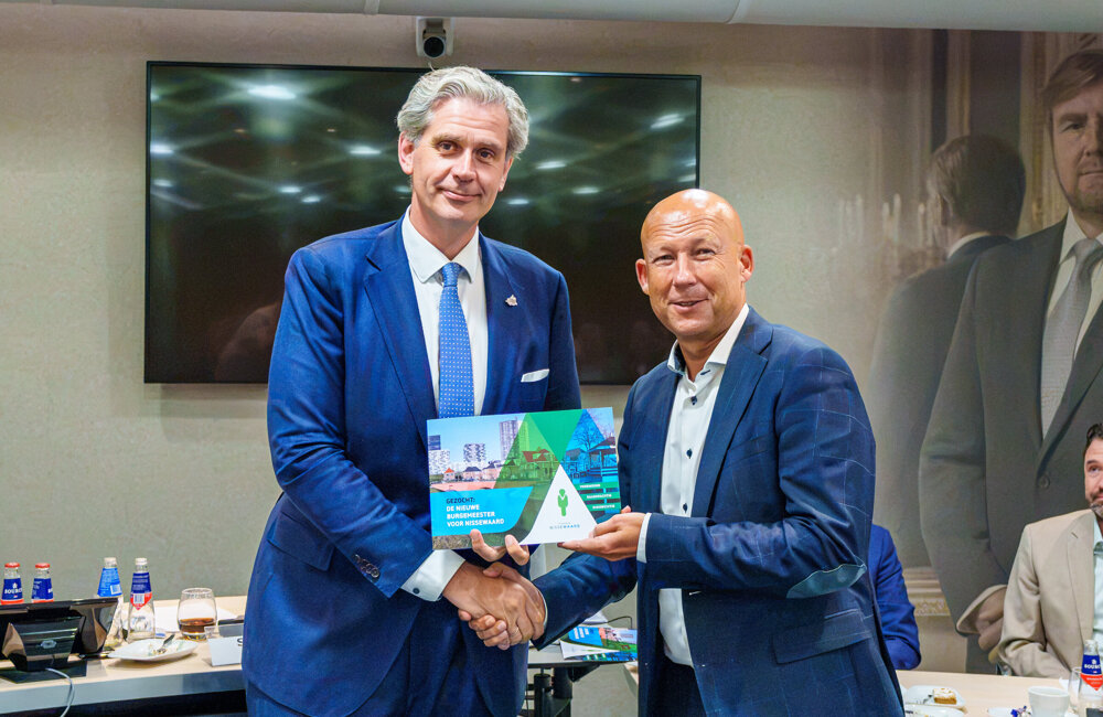 10-07 foto Overhandiging profielschets nieuwe Burgemeester