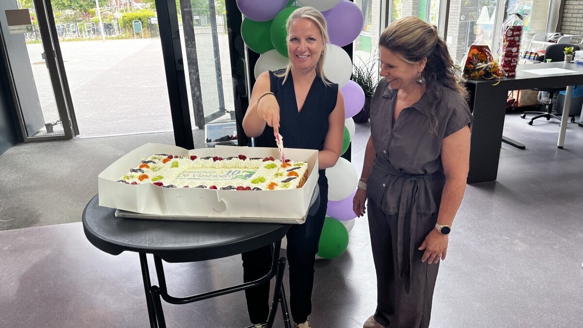 De Vlasbloem viert 10-jarig bestaan met taart en feestweek
