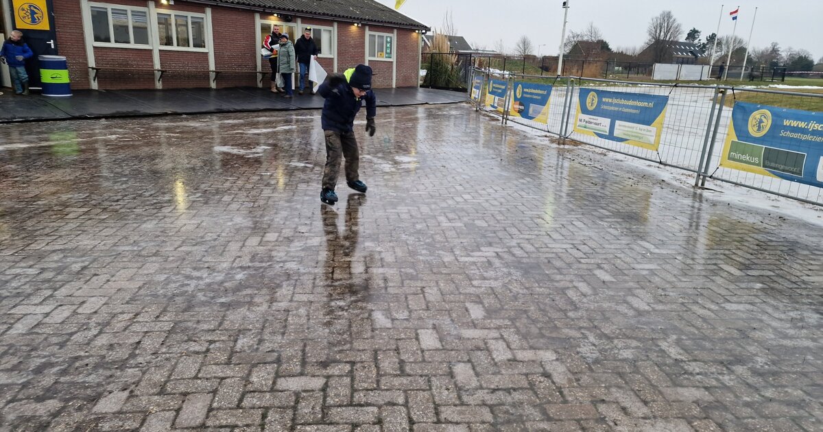 IJsbaan van IJsclub Oudenhoorn na hard werken open voor het publiek