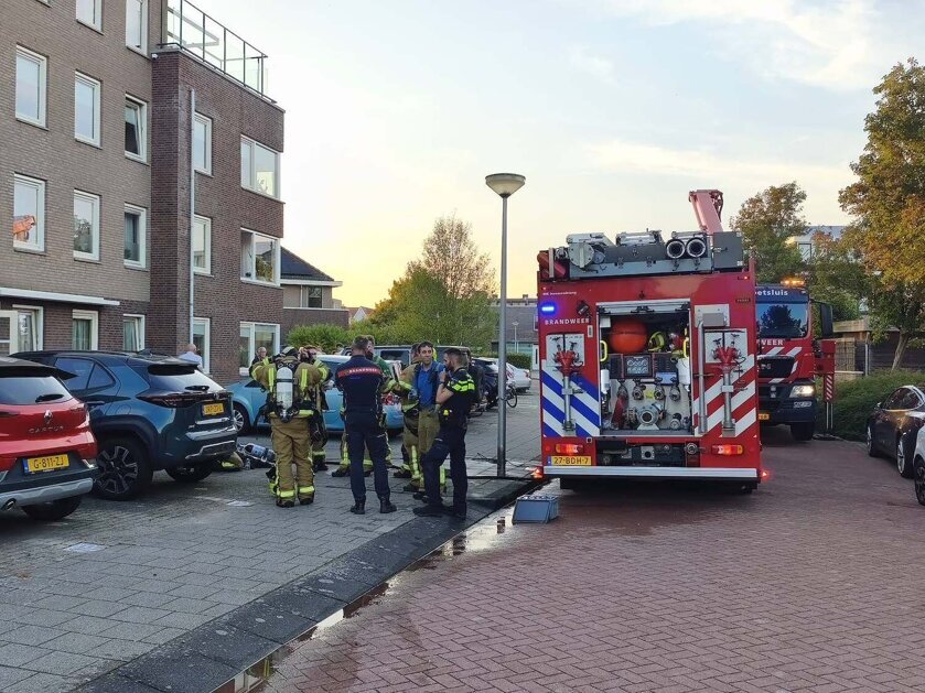 Brandweer schaalt op naar middelbrand aan Slotlaan in Oostvoorne