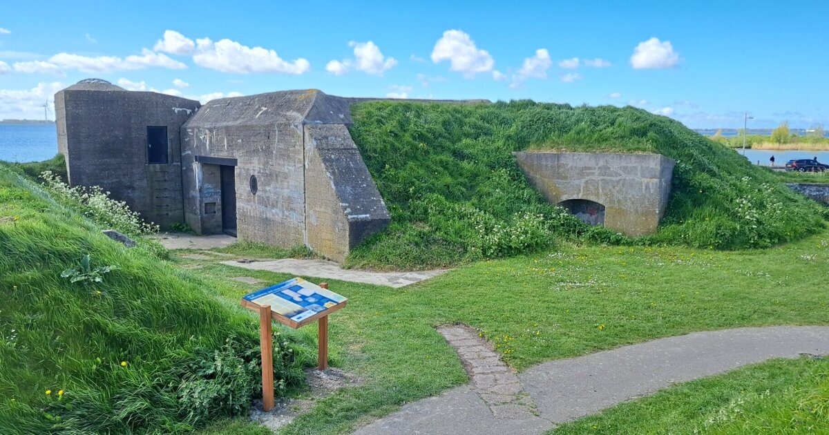 Nieuwe borden vertellen oorlogsverhalen van Hellevoetsluis