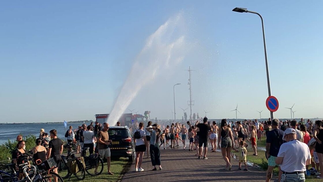 Brandweer Hellevoetsluis brengt verkoeling aan inwoners tijdens Waterfestijn op het Land van Paling
