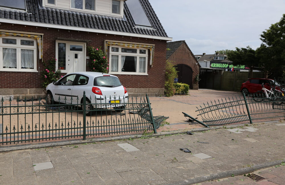auto rijdt tuin in bij rotonde Hellevoetsluis