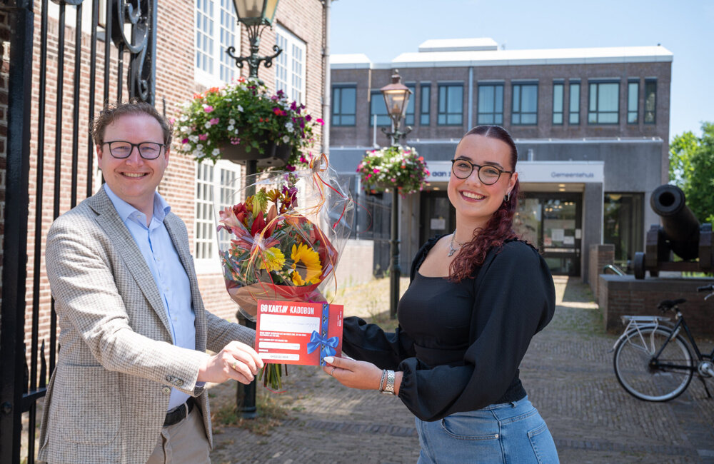 042 - Wethouder overhandigt prijs uit Rijbewijsbox 2