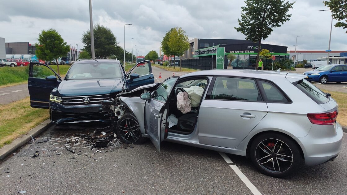 Twee auto's zwaar beschadigd bij ongeval op Nijverheidsweg
