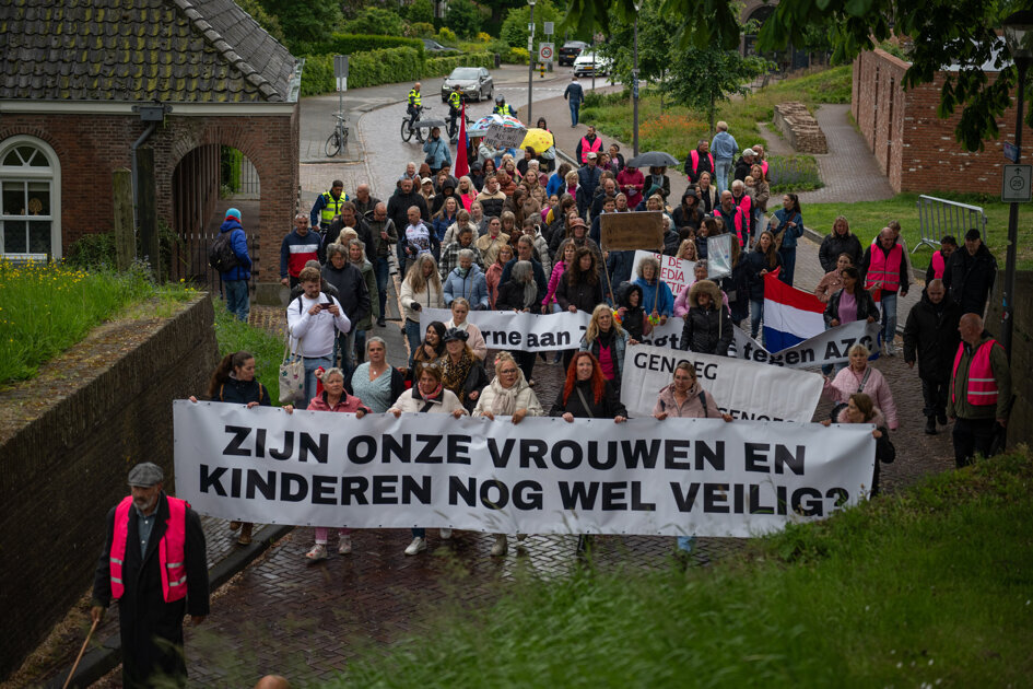 Vrouwenmars tegen asielopvang Voorne aan Zee