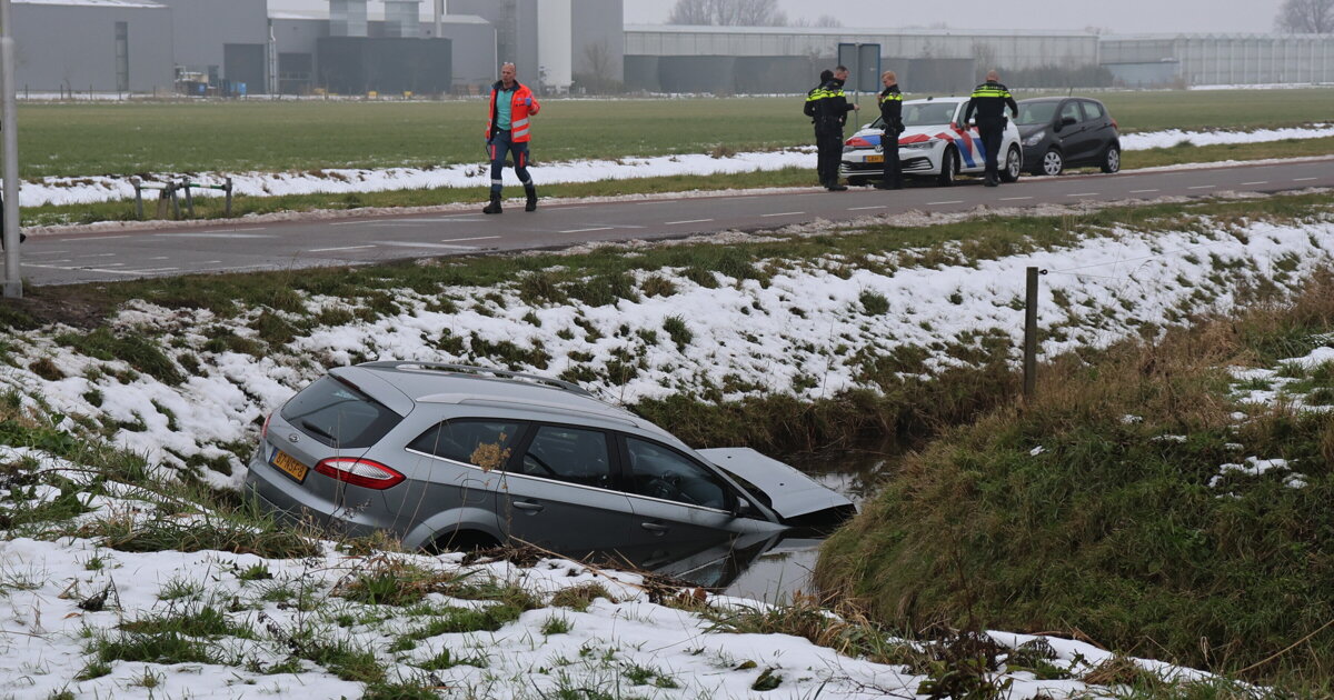 Auto te water na aanrijding op de Middelweg in Vierpolders