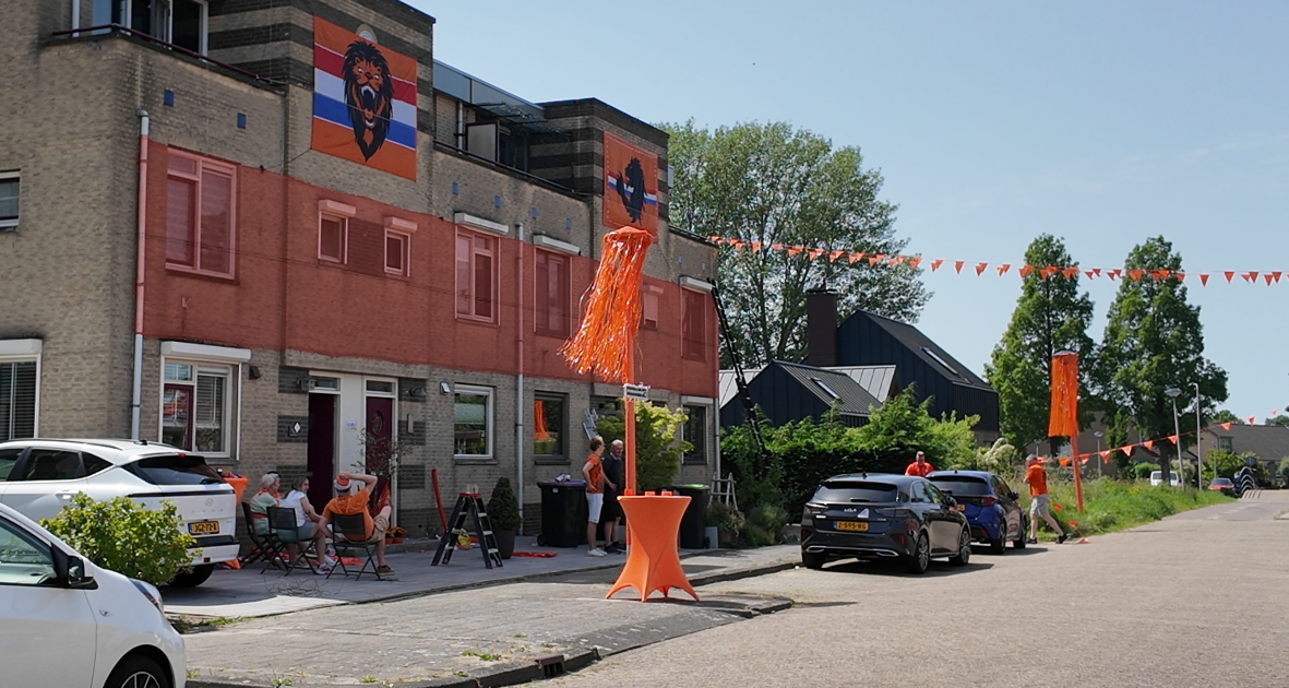 Straat in Spijkenisse kleurt al oranje voor WK