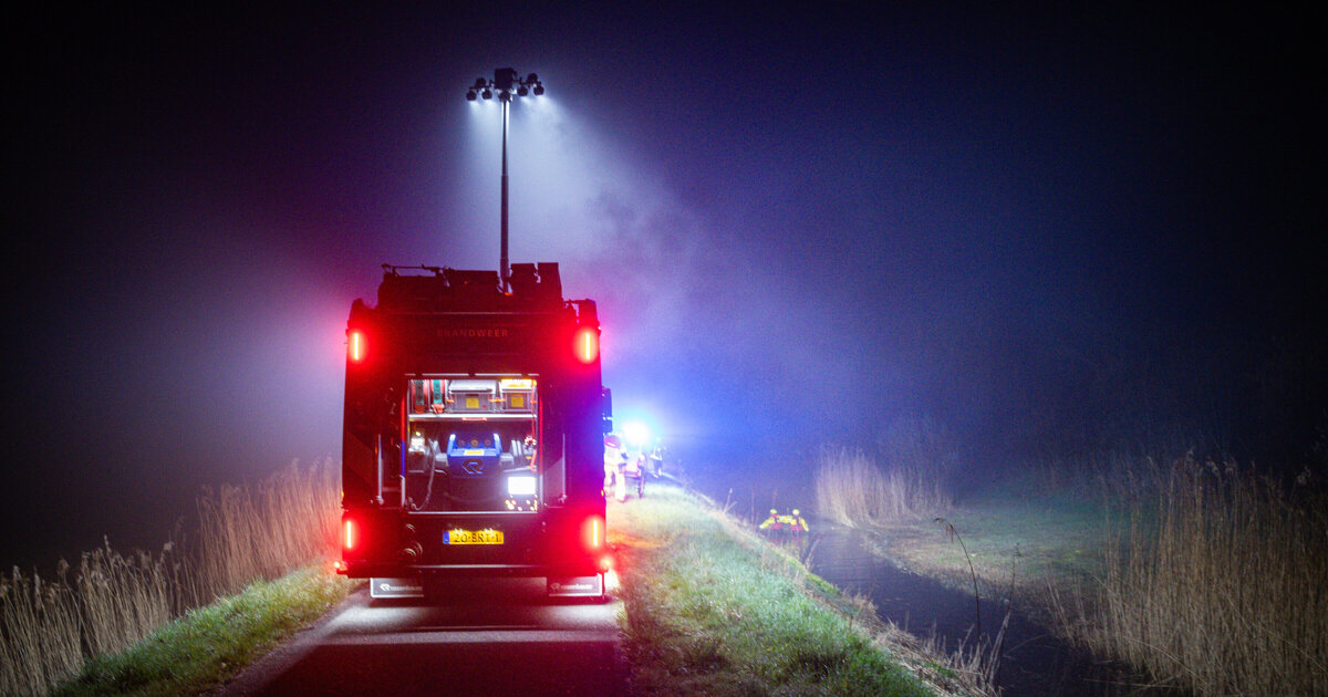 Brandend fietslampje in sloot leidt tot zoekactie in Hellevoetsluis