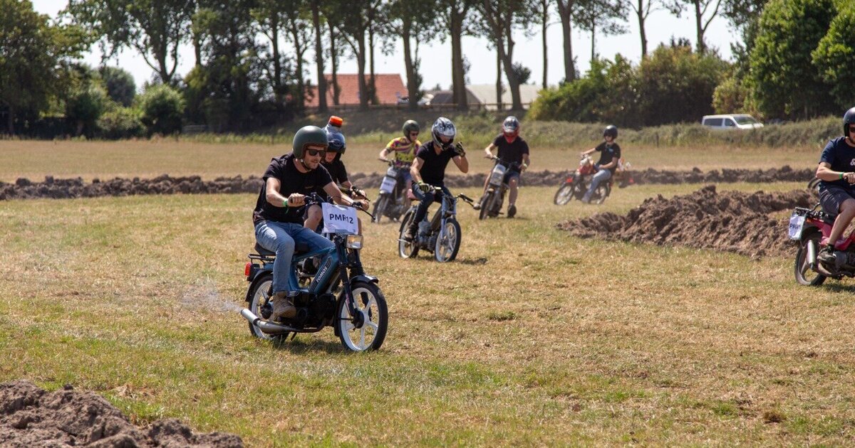 Drukbezochte Voorne Cross vol spektakel en gezelligheid