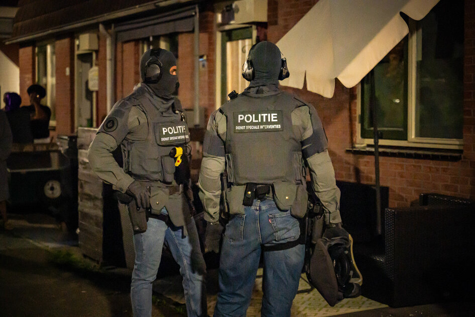 DSI forceert deur bij inval in woning Hellevoetsluis
