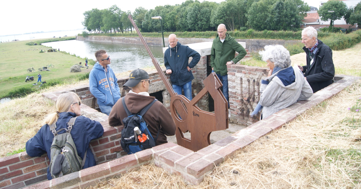 Laatste rondleiding van het jaar langs oorlogssporen in vesting Hellevoetsluis
