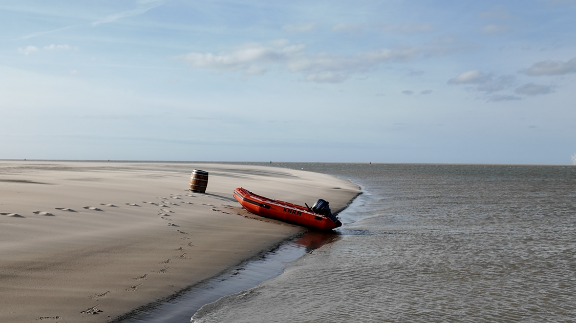 Bier op zandplaat in zee voor jarig KNRM reddingsstation