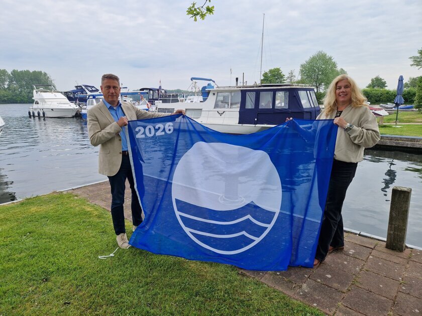 Blauwe vlag voor stranden Voorne aan Zee