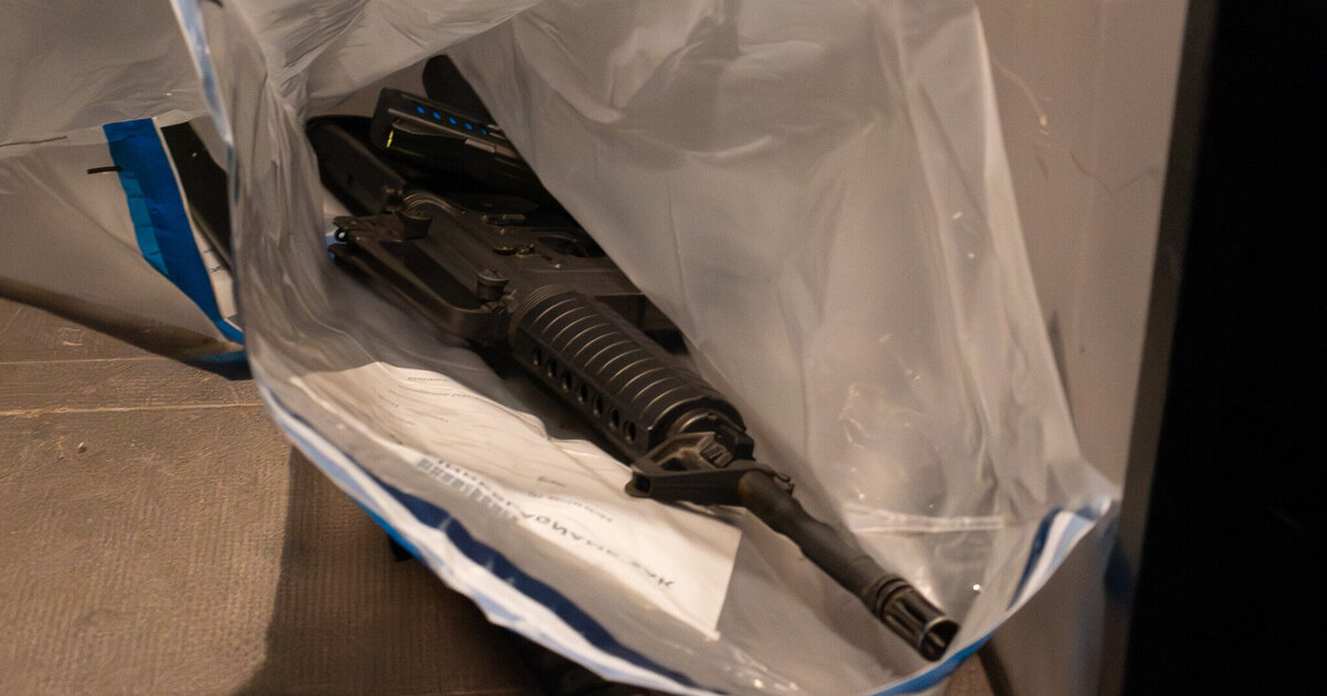 Gewonde na incident in woning Prunusstraat, meerdere wapens gevonden