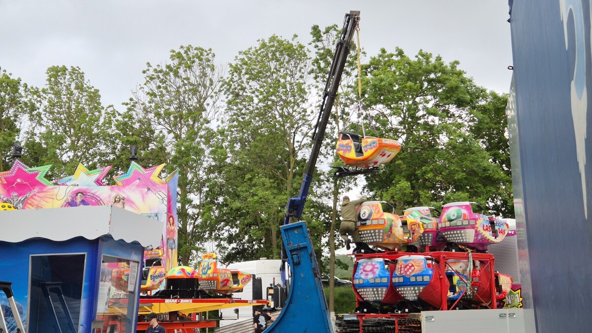 kermis paardenmarkt Heenvliet opbouw.jpg