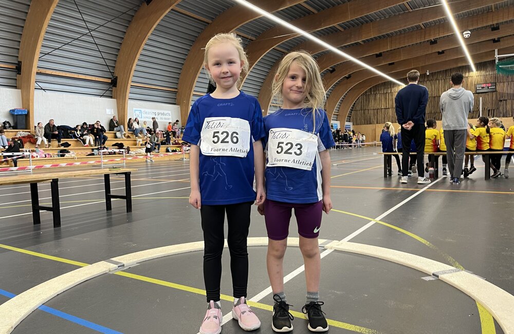 Voorne Atletiek, Essi en Valerie (l-r), liggend.jpeg