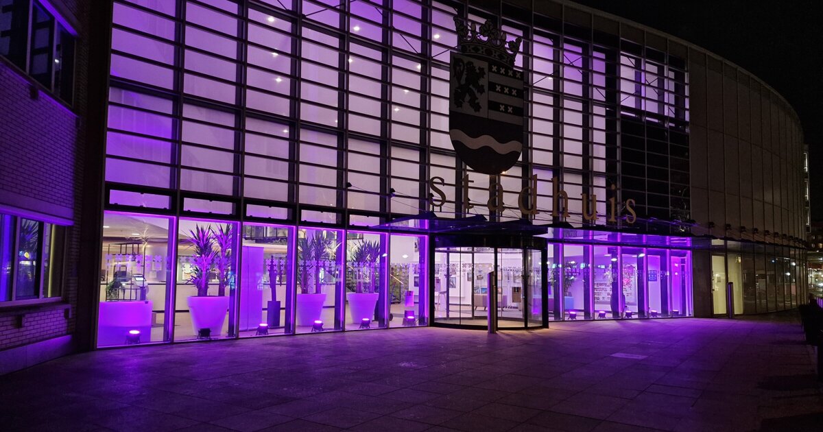 Wereldkankerdag 2026: stadhuis in Nissewaard verlicht