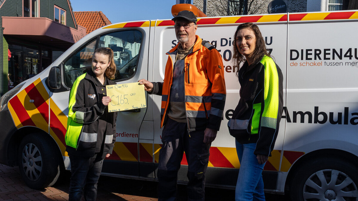 Dieren4u_ontvangt_geldbedrag_Xenna (2).jpg