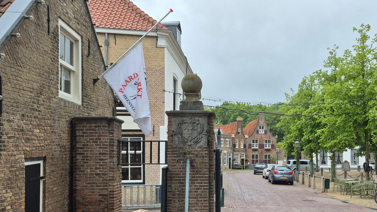 paardenmarkt halfstok.jpg