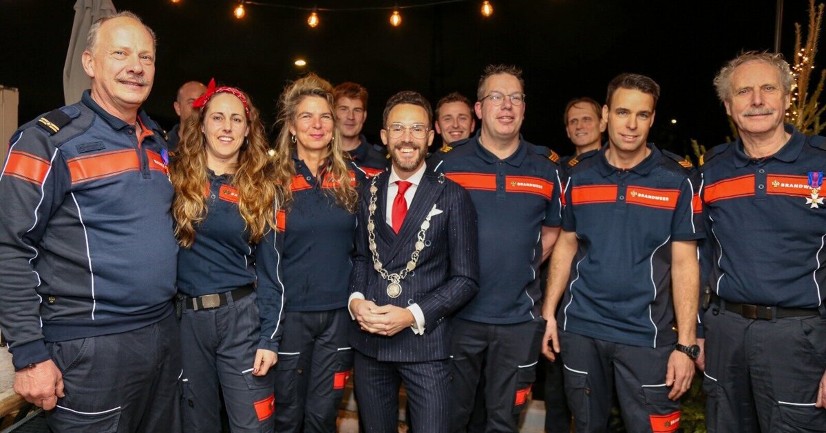 Burgemeester Scheepers zet brandweerlieden in het zonnetje tijdens korpsavond Zwartewaal