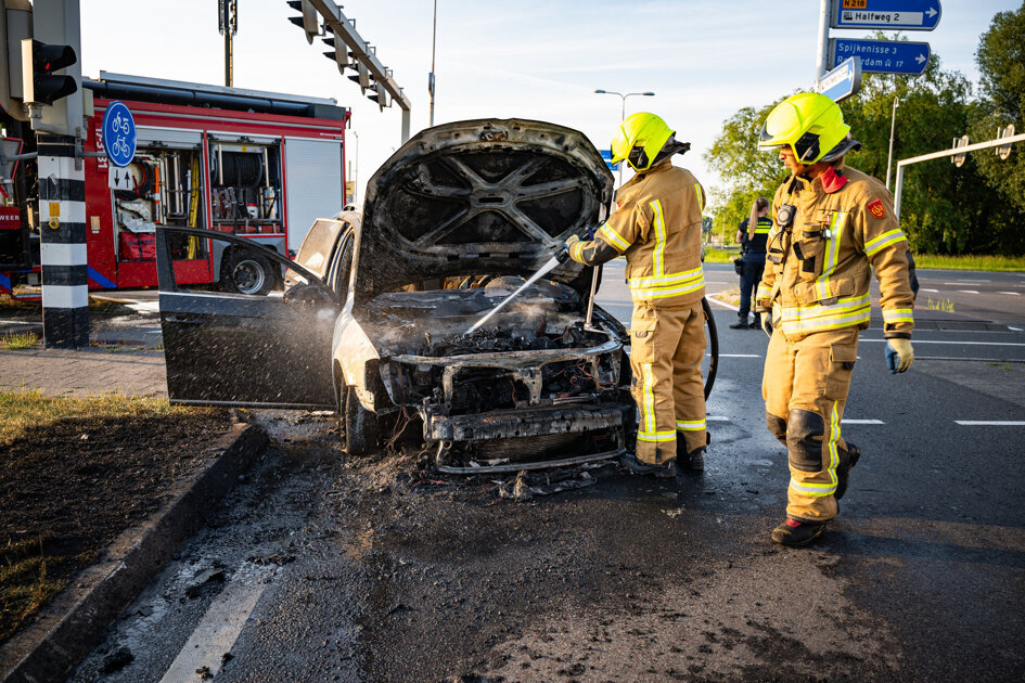 Auto vat vlam op Malledijk