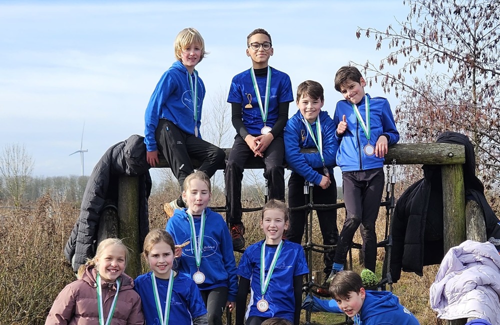 Trainer Viggo Verheul met U11 jeugdleden VA.JPG