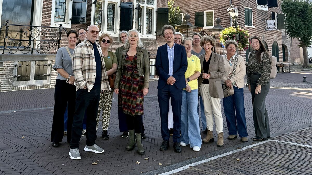 047 Wethouder Wilbert Borgonjen hijst de vlag Dementievriendelijk
